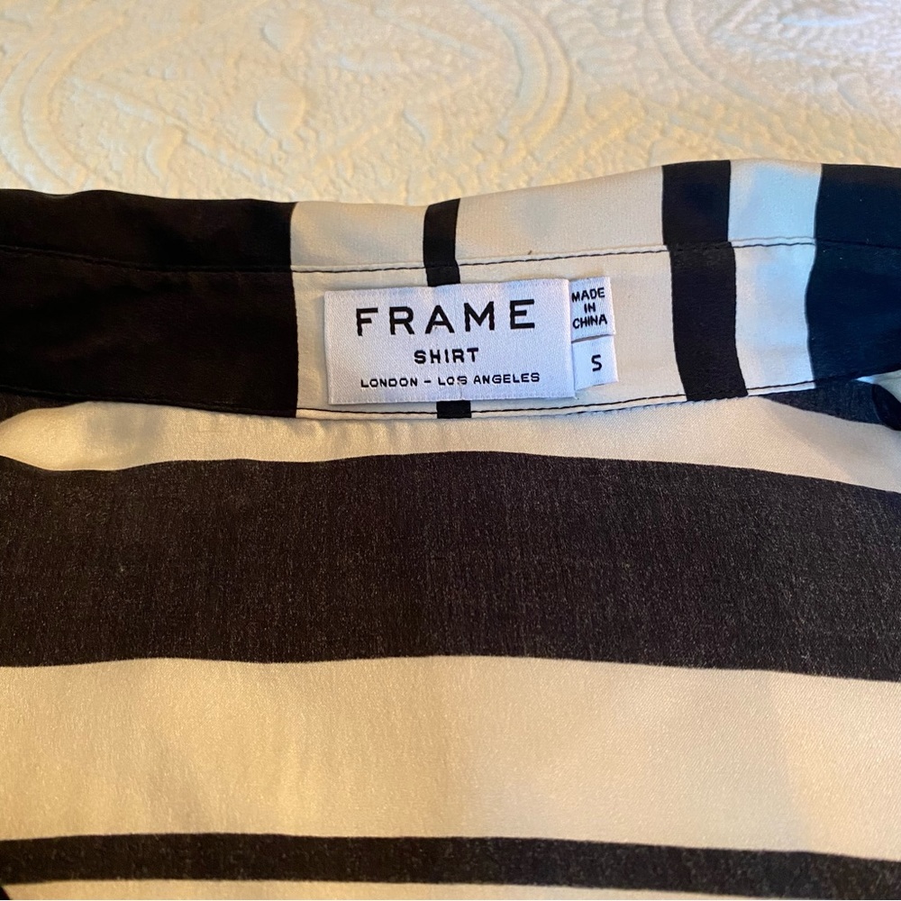 FRAME Denim Le Essential Blouse in Noir Sculpture Stripe 100% Silk s.S NWOT - Picture 3 of 10